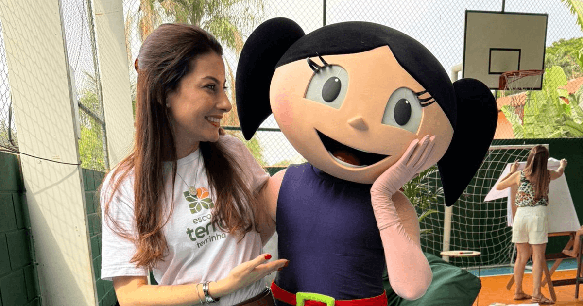 A coordenadora de Marketing do Grupo Movimenta, Luciana Ribeiro, ao lado de Luna